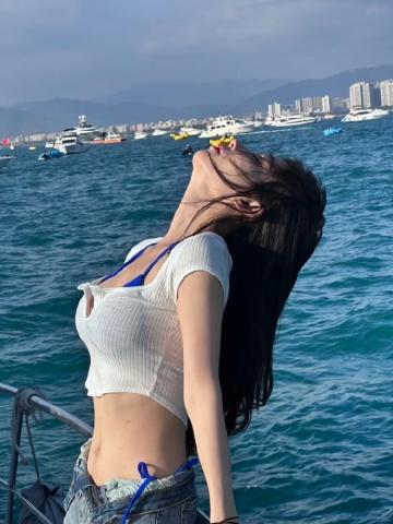 AI短剧首发《压抑的主妇》